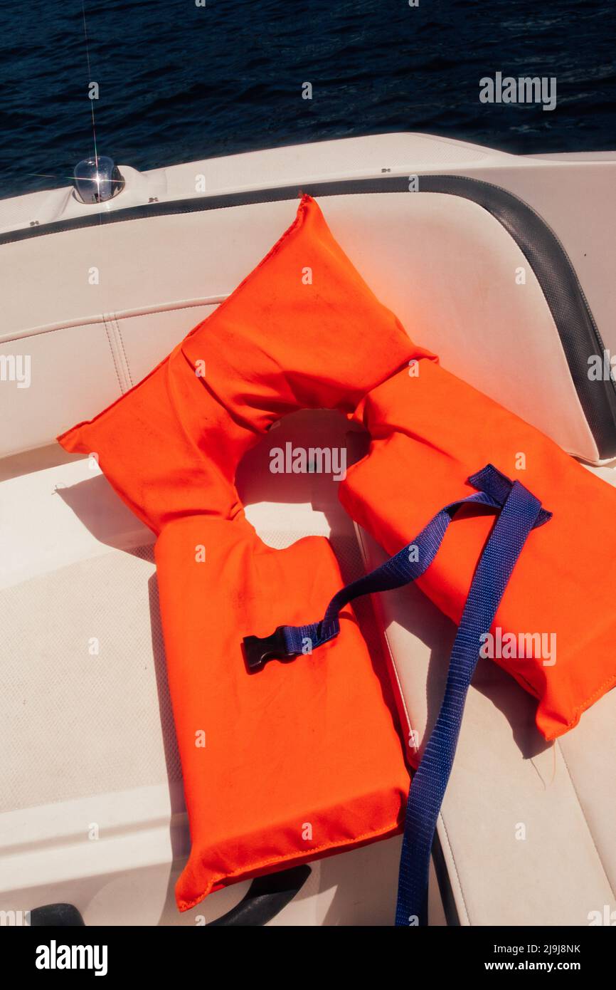 Orange Rettungsweste auf dem Bootsdeck Stockfoto