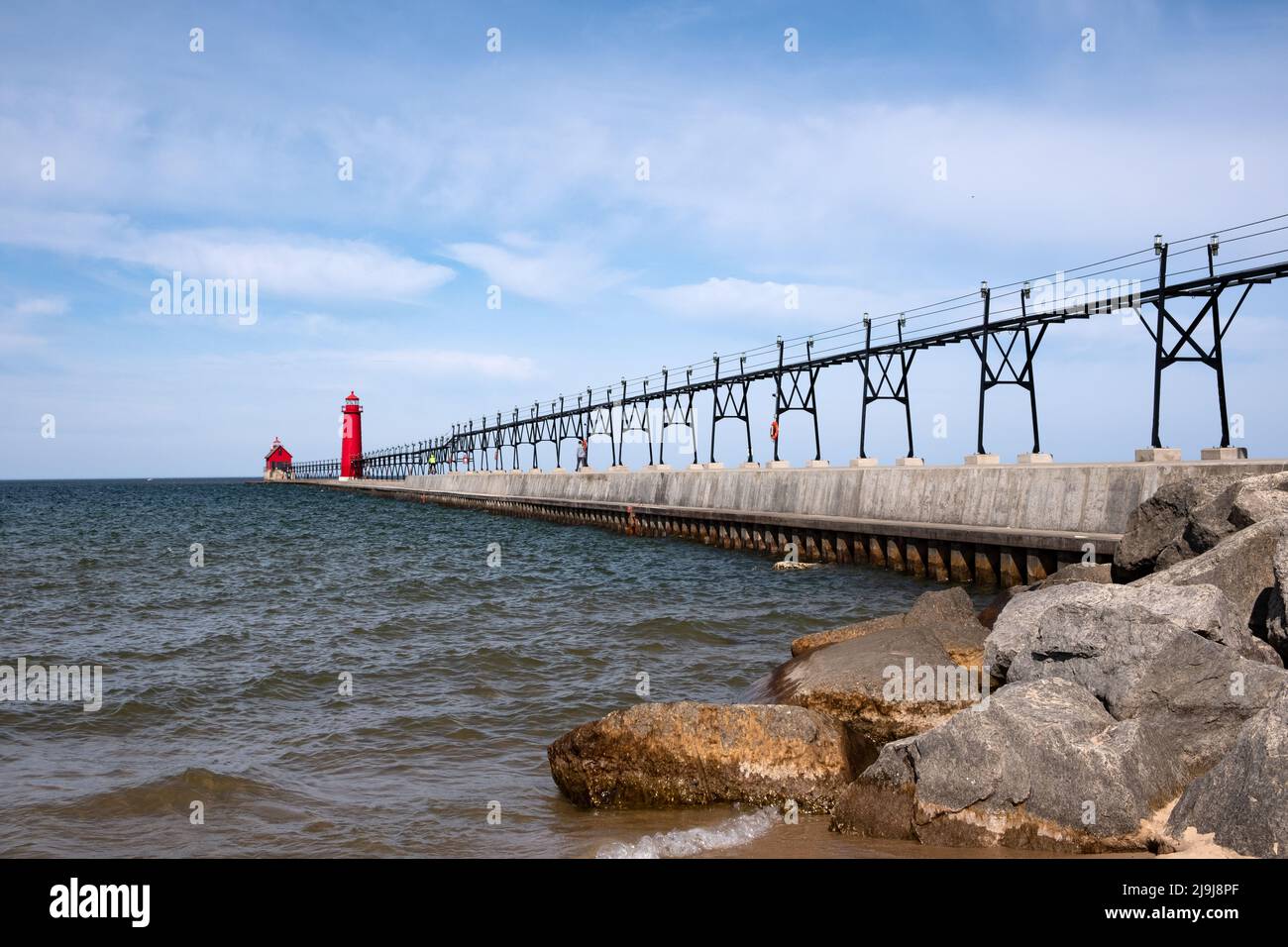 Landschaft des Grand Haven Lighthouse, Pier und Laufsteg, Lake Michigan, Michigan, USA Stockfoto