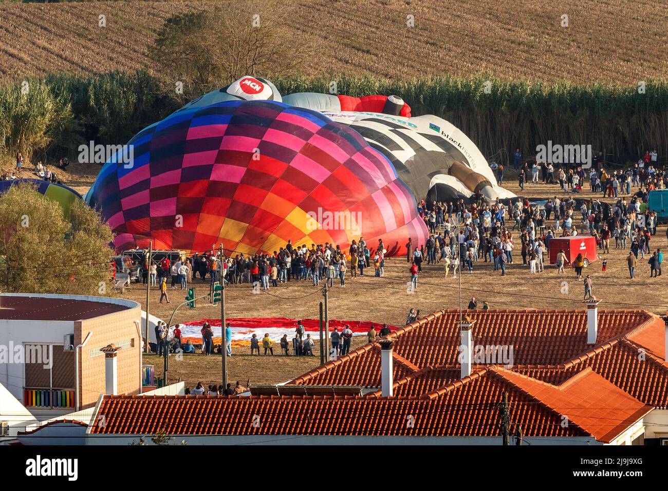 Coruche, Portugal - 13. November 2021: Heißluftballons werden beim Coruche International Ballooning Festival in Portugal aufgepumpt. Stockfoto