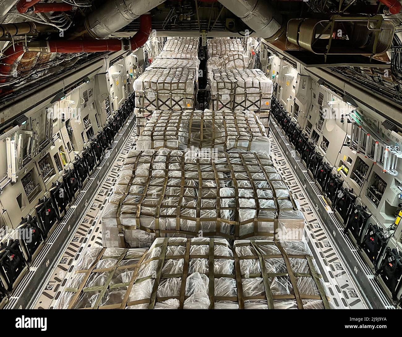 Flugplatz Ramstein, Deutschland. 23.. Mai 2022. Eine Babyformel für US-Militärflugzeuge bereitet sich darauf vor, am Sonntag, dem 22. Mai 2022, in die USA zu reisen, wo die Behörden sich bemühen, einen kritischen Mangel zu beheben. (Bild: © US Air Force/ZUMA Press Wire) Stockfoto