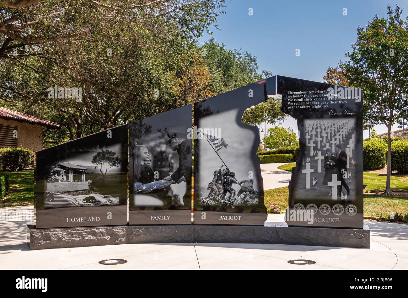 Simi Valley, Kalifornien, USA - 27. April 2022: Ronald Reagan Presidential Library. Die Rückseite des Gold Star Memorial Monument im grünen Garten ist eine schwarze Statue Stockfoto