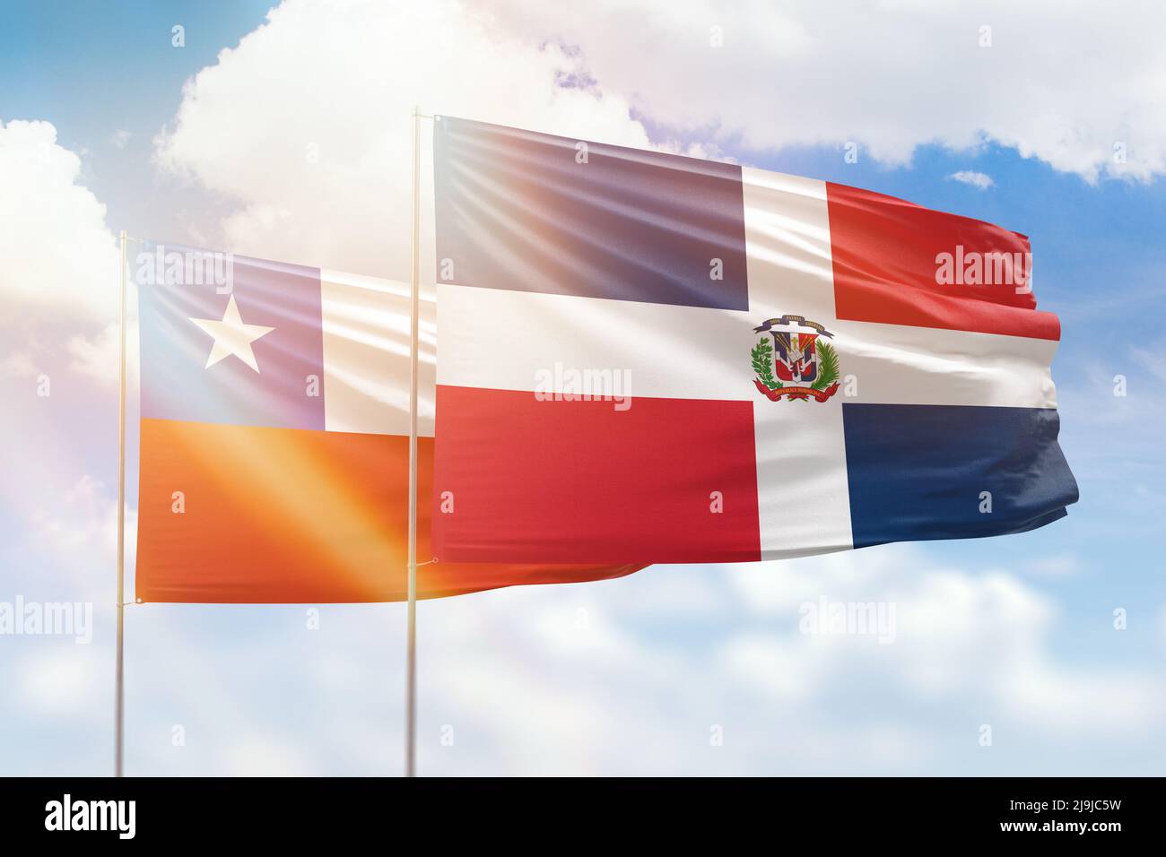 Sonniger blauer Himmel und Flaggen der dominikanischen republik und chiles Stockfoto