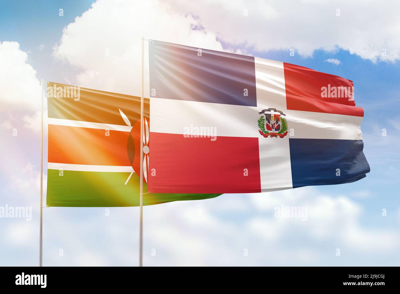 Sonniger blauer Himmel und Flaggen der dominikanischen republik und kenias Stockfoto