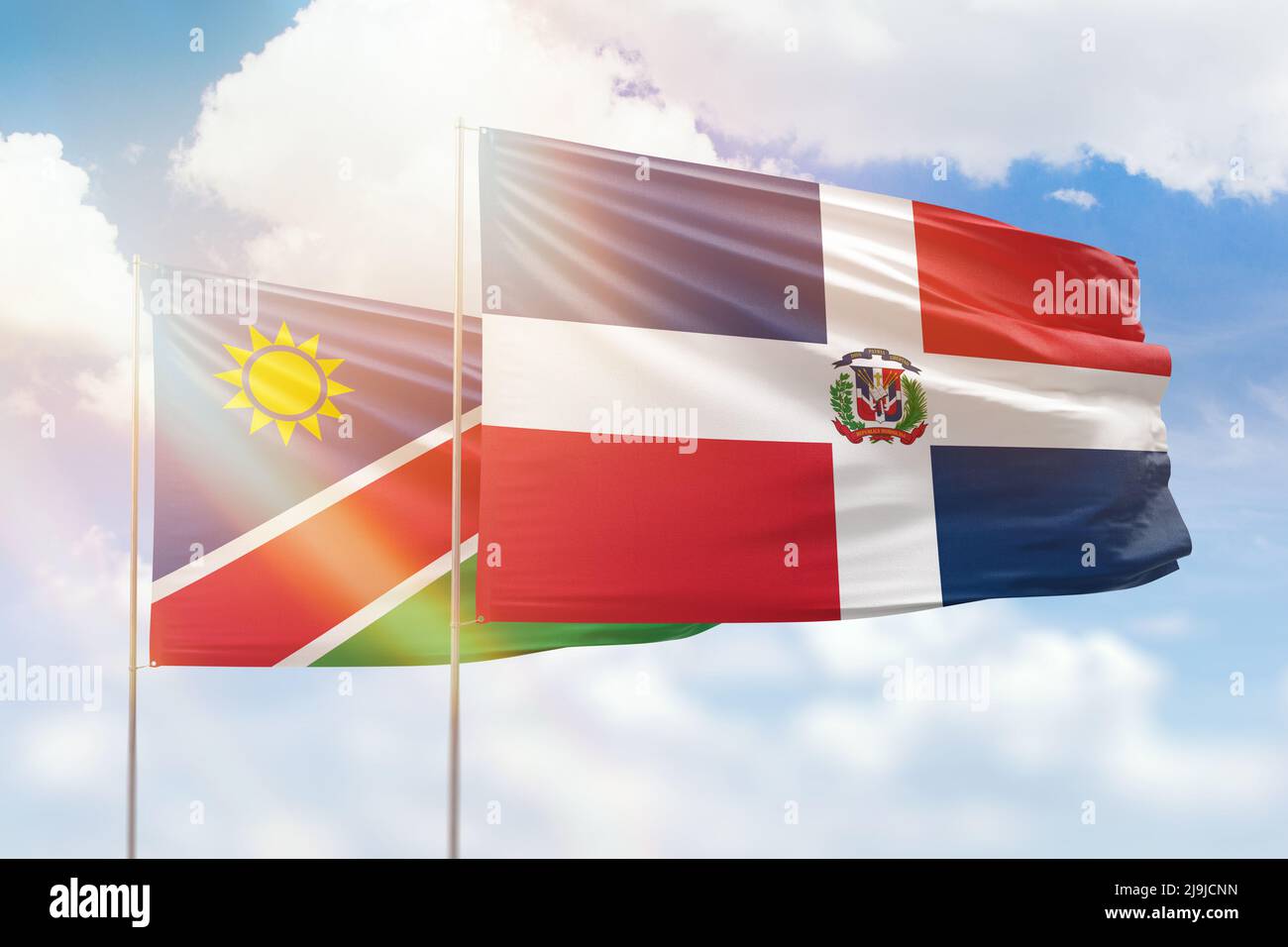 Sonniger blauer Himmel und Flaggen der dominikanischen republik und namibias Stockfoto