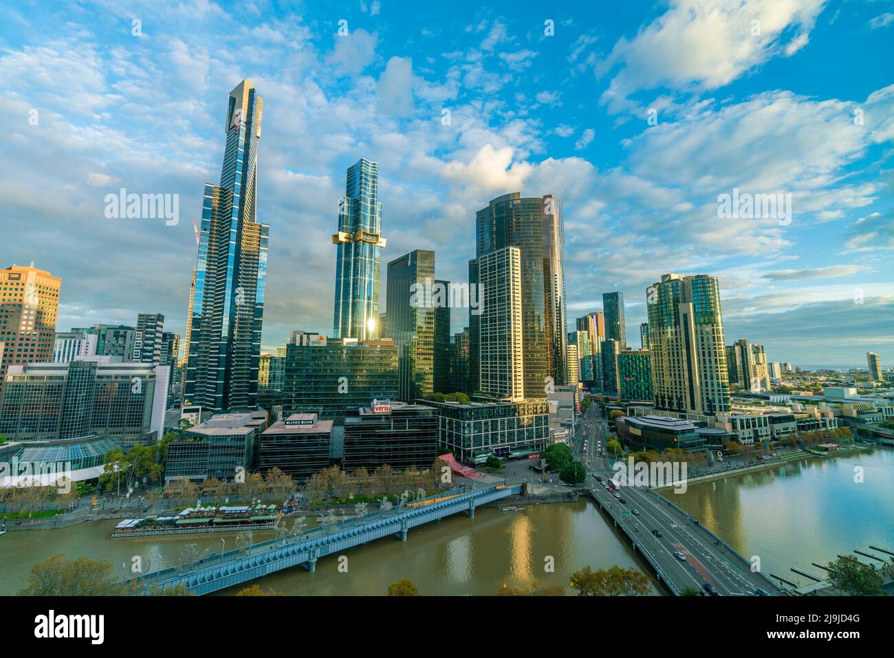 Melbourne, Australien - 2. Mai 2022: Blick auf Melbourne CBD bei Sonnenuntergang Stockfoto