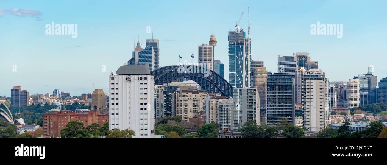 Mai 2022: Ein Panoramabild von Milsons Point, der Sydney Harbour Bridge und dann der Skyline von Sydney City und prominenten Gebäuden in Australien Stockfoto