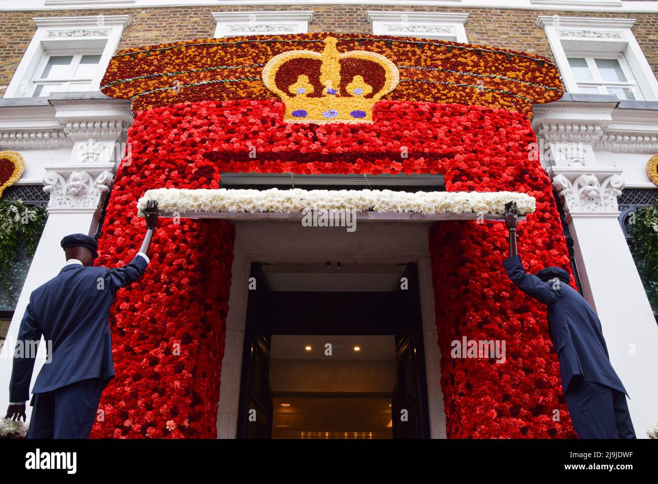 London, Großbritannien. 23.. Mai 2022. Während der kostenlosen Blumenausstellung Chelsea in Bloom ist im Hackett Store in der Sloane Street eine Blumenschau zu sehen. Geschäfte, Hotels und Restaurants im Londoner Chelsea-Viertel nehmen an dem jährlichen Wettbewerb Teil, und das Thema 2022 lautet „British Icons“. Kredit: SOPA Images Limited/Alamy Live Nachrichten Stockfoto