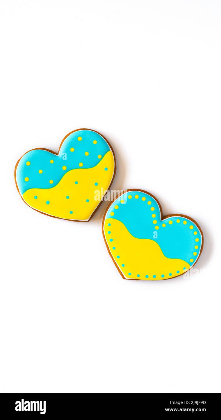Lebkuchenkekse mit ukrainischer Flagge auf weiß Stockfoto