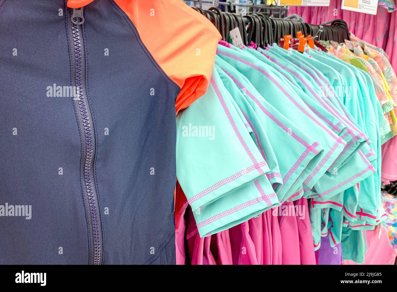 Verschiedene Sportshirts auf dem Stand im Geschäft. Shopping oder Retail Business Konzept. Stockfoto