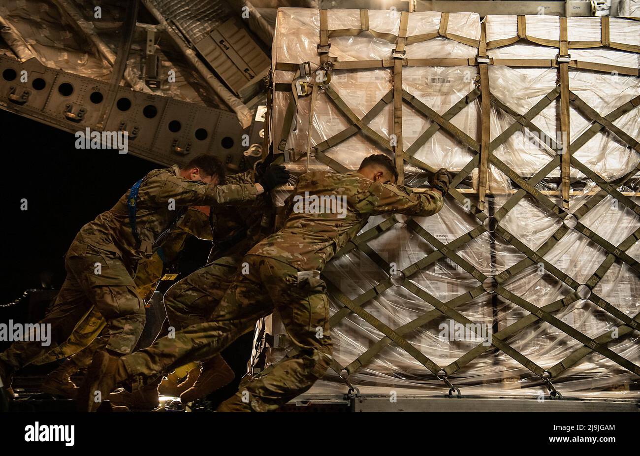 Flugplatz Ramstein, Deutschland. 23.. Mai 2022. Ein US-Militärflugzeug mit Babyformel bereitet sich darauf vor, am Sonntag, dem 22. Mai 2022, in die USA zu reisen, wo die Behörden sich bemühen, einen kritischen Mangel zu beheben. (Bild: © US Air Force/ZUMA Press Wire) Stockfoto