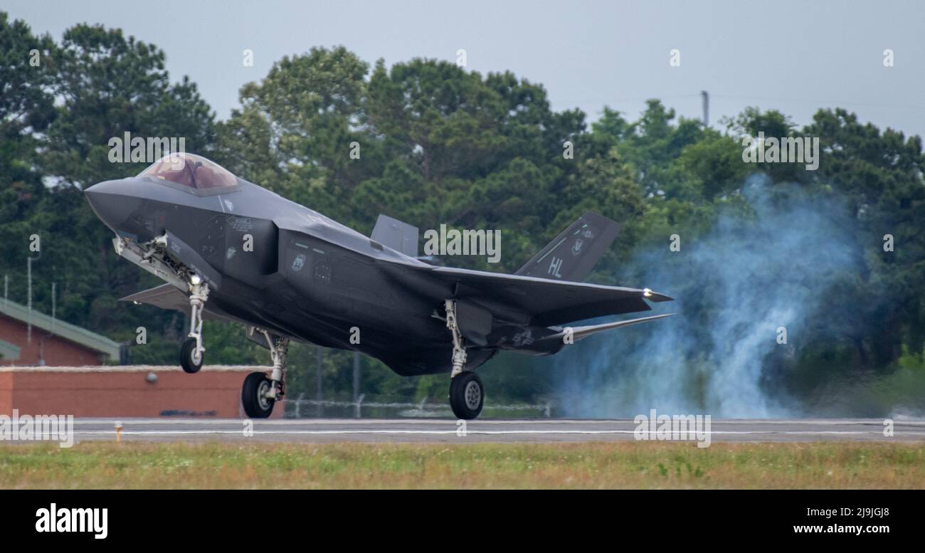 Ein F-35A Lightning II, der dem 419. Fighter Wing, Hill Air Force Base, Utah, zugewiesen wurde, trifft am 4. Mai 2022 während der Übung Sentry Savannah im Air Dominance Center in Savannah, Georgia, auf.Sentry Savannah ist eine gemeinsame, in die Streitkräfte integrierte Übung von Kampfjets der vierten und fünften Generation, Entwickelt, um die Luftkampfbereitschaft der Air Force in Vorbereitung auf den Kampf von morgen zu demonstrieren. (USA Luftwaffe Foto von Senior Airman Erica Webster) Stockfoto