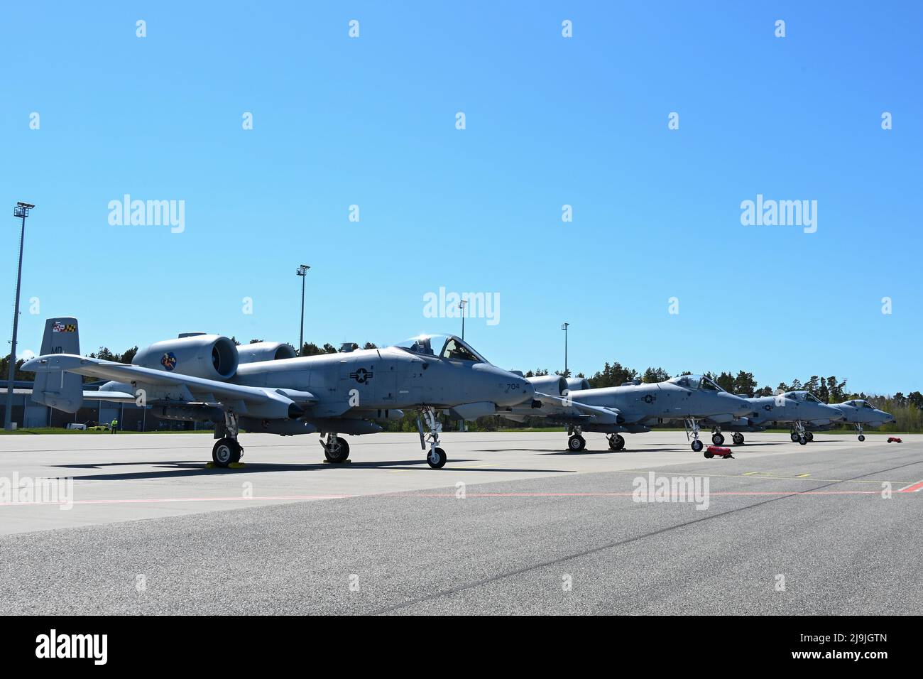 Vier Der 104. Fighter Squadron, Maryland Air National Guard, zugewiesene A-10C Thunderbolt II-Flugzeuge, treffen auf der Amari Air Base ein, um Agile Combat Employment Training zur Unterstützung der ÜBUNG DEFENDER-Europe 22, 16. Mai 2022, in Harjumaa, Estland, durchzuführen. DEFENDER-Europe 22 ist eine multinationale Trainingsübung, die die Fähigkeit von USAREUR-AF demonstriert, die US-basierte Kampfkraft in Osteuropa in mehreren Ländern schnell zu bündeln, um die NATO und die Nationale Verteidigungsstrategie zu unterstützen und die nationalen Fähigkeiten des Gastgebers zu nutzen, um die operative Reichweite von USAREUR-AF zu erhöhen. (U Stockfoto