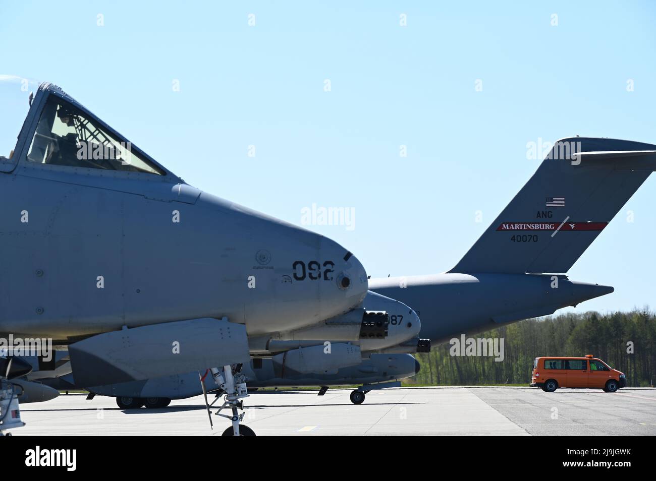 Ein C-17 Globemaster III-Flugzeug, das dem Luftlift-Flügel 167., der West Virginia Air National Guard, zugewiesen wurde, kommt auf dem Luftwaffenstützpunkt Amari an und befördert Fracht und Passagiere, die die Übung Defender 22 am 16. Mai 2022 in Harjumaa, Estland, unterstützen. DEFENDER-Europe 22 ist eine multinationale Trainingsübung, die die Fähigkeit von USAREUR-AF demonstrieren soll, die US-basierte Kampfkraft in Osteuropa schnell über mehrere Theater hinweg zur Unterstützung der NATO und der Nationalen Verteidigungsstrategie zu bündeln sowie die Fähigkeiten des Gastgeberlandes zu nutzen, um die operative Reichweite von USAREUR-AF zu erhöhen. (USA Air National Guard Foto von Stockfoto