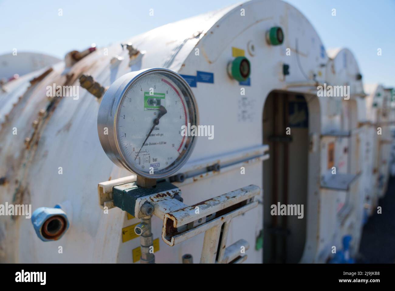 Kehl, Deutschland. 28. April 2022. Druckluftschlösser für Menschen befinden sich auf dem Gelände der Herrenknecht AG Rebuild Services in Kehl. Hier zerlegt der Tunnelbohrmaschinenhersteller alte Maschinen in ihre Einzelteile, bereitet sie vor und montiert sie wieder. (To dpa 'alt in neu verwandeln - wo Tunnelbohrmaschinen auseinandergerissen werden') Quelle: Benedikt Spether/dpa/Alamy Live News Stockfoto