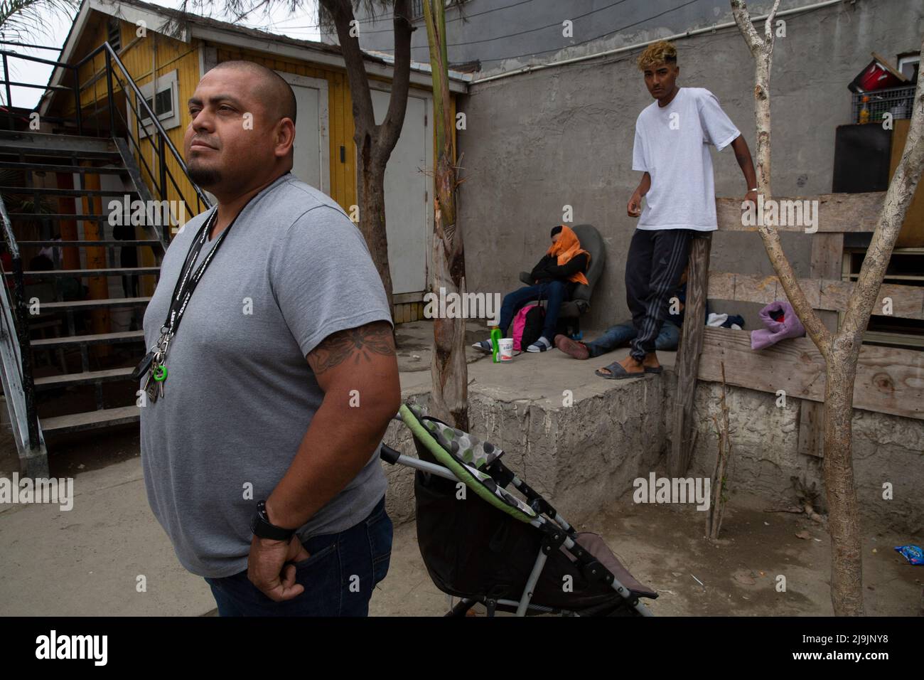 Tijuana, Mexiko. 21.. Mai 2022. Ulises Renteria (l.) ist einer von nur zwei Mitarbeitern der kirchlichen Einrichtung, die in der Agape-Migrantenherberge helfen. (To dpa 'Asylurteil in den USA: Migranten sehen sich bedroht und diskriminiert') Quelle: Aimee Melo/dpa/Alamy Live News Stockfoto