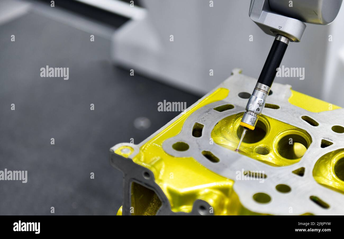 Automatische Koordinatenmessmaschine (CMM) zur Inspektion des hochpräzisen Motorblocks während der Arbeit Stockfoto