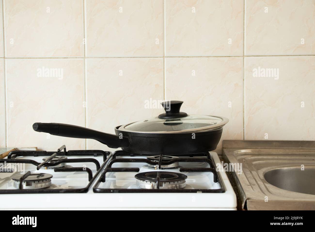 Eine Bratpfanne steht auf einem Gasherd zu Hause in der Küche, Küchenutensilien und Haushaltsgeräte, Kochen Stockfoto