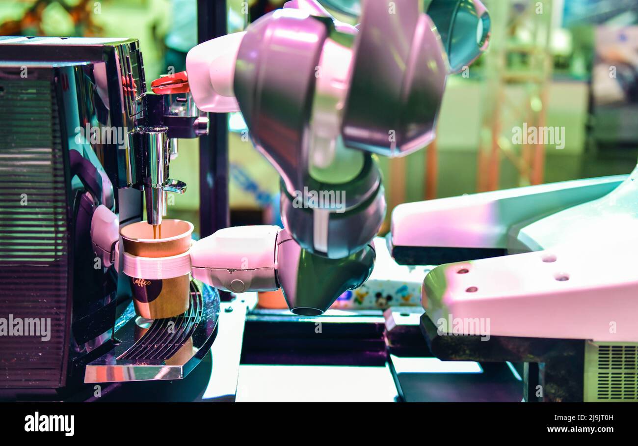Automatische Technologie im Getränkeladen, künstliche Intelligenz, Roboterarm im Coffee Shop. Stockfoto