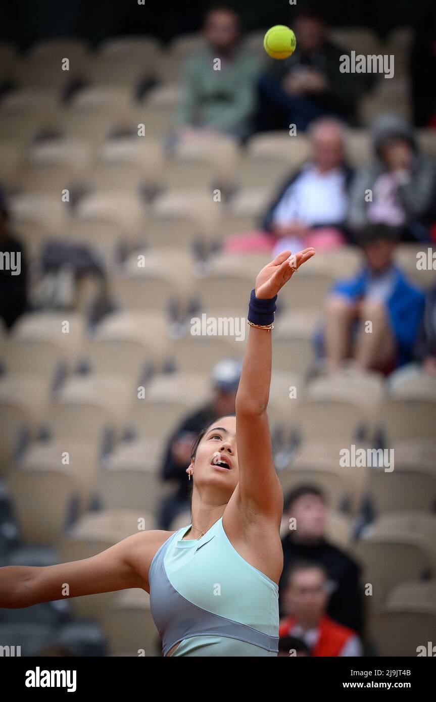 Paris, Frankreich, 23. Mai 2022, Emma Raducanu aus Großbritannien während ihres Spiels gegen Linda Noskova aus Tschechien in der ersten Runde der Women's Open am zweiten Tag bei Roland Garros am 23. Mai 2022 in Paris, Frankreich. Foto von Laurent Zabulon/ABACAPRESS.COM Quelle: Abaca Press/Alamy Live News Stockfoto Paris, Frankreich, 23. Mai 2022, Emma Raducanu aus Großbritannien während ihres Spiels gegen Linda Noskova aus Tschechien in der ersten Runde der Women's Open am zweiten Tag bei Roland Garros am 23. Mai 2022 in Paris, Frankreich. Foto von Laurent Zabulon/ABACAPRESS.COM Quelle: Abaca Press/Alamy Live News Stockfoto