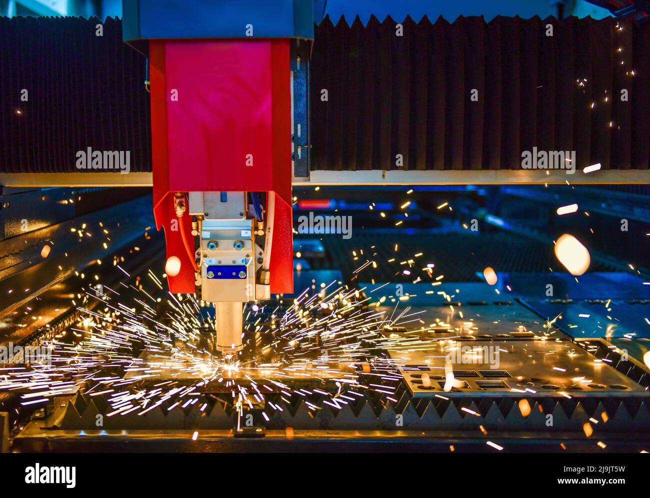 Industrielle Laser Cut Maschine beim Schneiden die Bleche mit den Funken Licht. Stockfoto