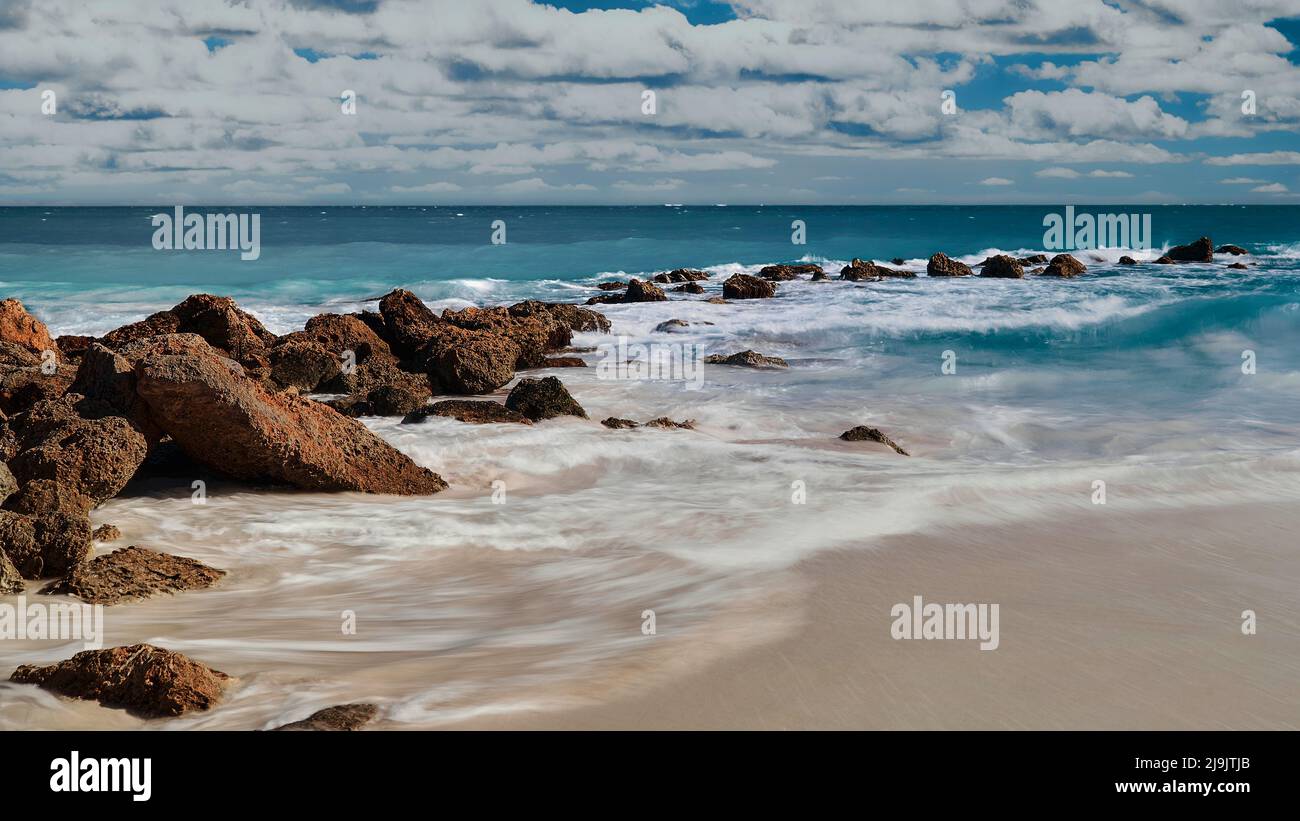 Lange Exposition von Felsformationen entlang des Strandes in Guilderton, Westaustralien. Stockfoto