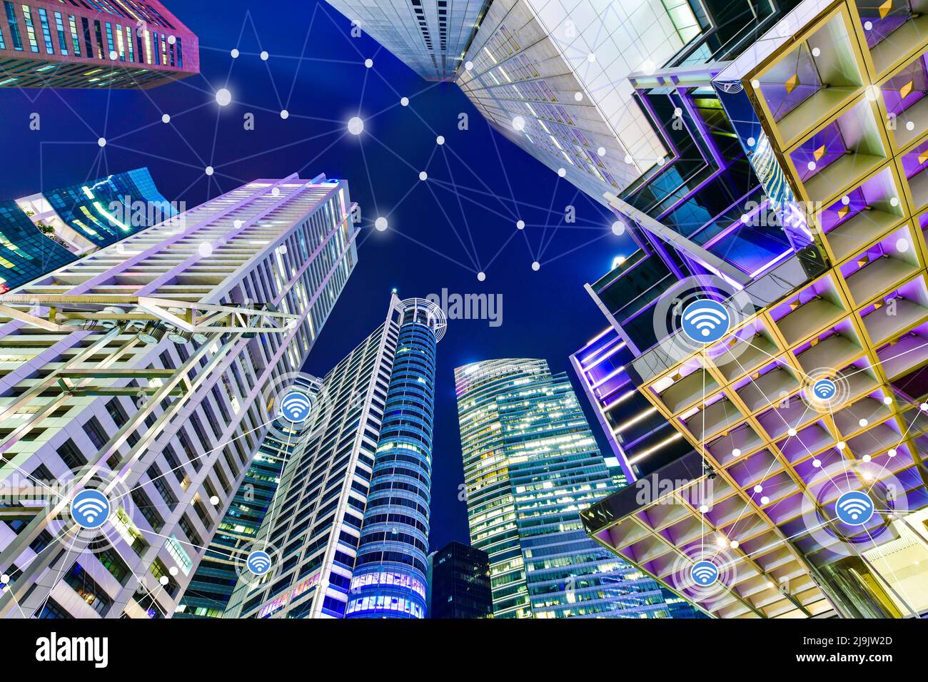 Smart City und drahtloses Kommunikationsnetzwerk auf Wolkenkratzern Central Business District im Hintergrund von Singapur, Financial Modern Technology Concept Stockfoto