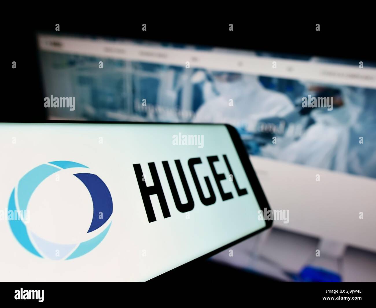 Smartphone mit Logo des südkoreanischen biopharmazeutischen Unternehmens Hugel Inc. Auf dem Bildschirm vor der Website. Konzentrieren Sie sich auf die Mitte links des Telefondisplays. Stockfoto