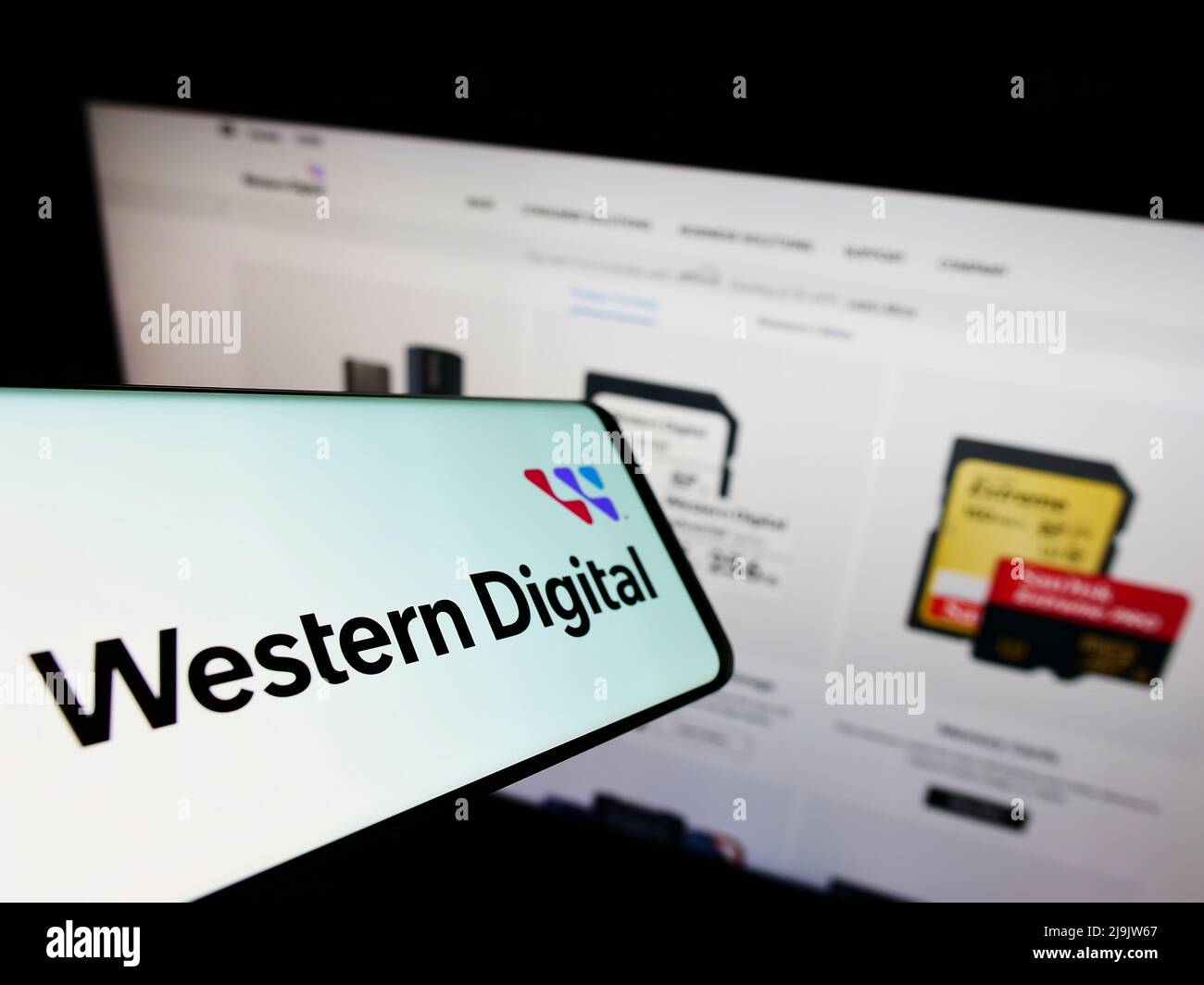 Mobiltelefon mit Logo der US-amerikanischen Western Digital Corporation (WDC) auf dem Bildschirm vor der Website. Konzentrieren Sie sich auf die Mitte rechts des Telefondisplays. Stockfoto