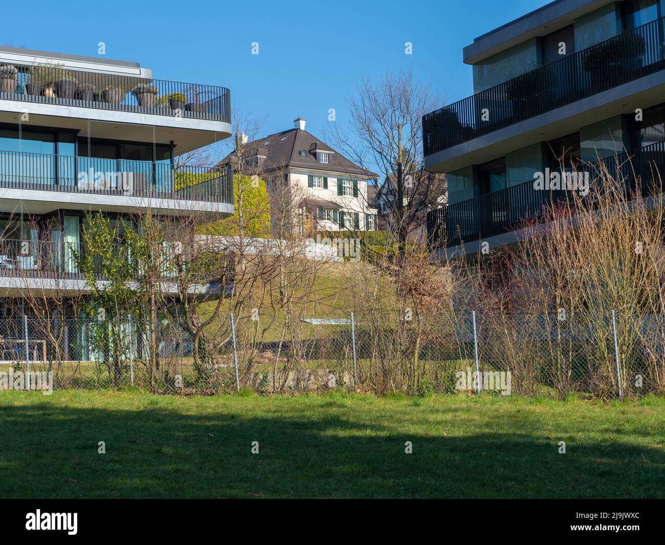 Zürich, Schweiz - März 5. 2022: Historische und moderne Wohnarchitektur im Kontrast Stockfoto