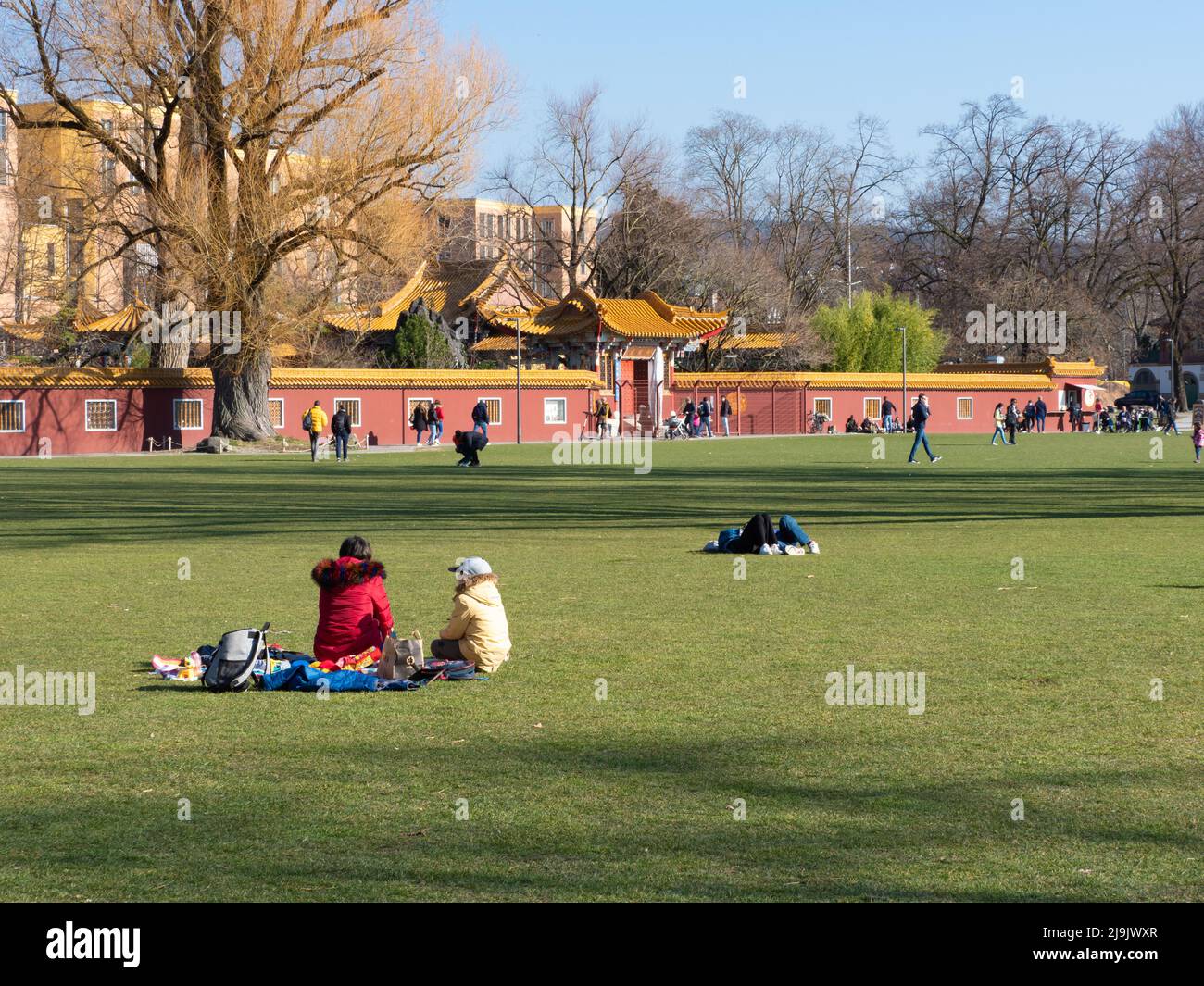 Zürich, Schweiz - März 5. 2022: Menschen entspannen in einem Park in der Nähe von China Garden. Stockfoto
