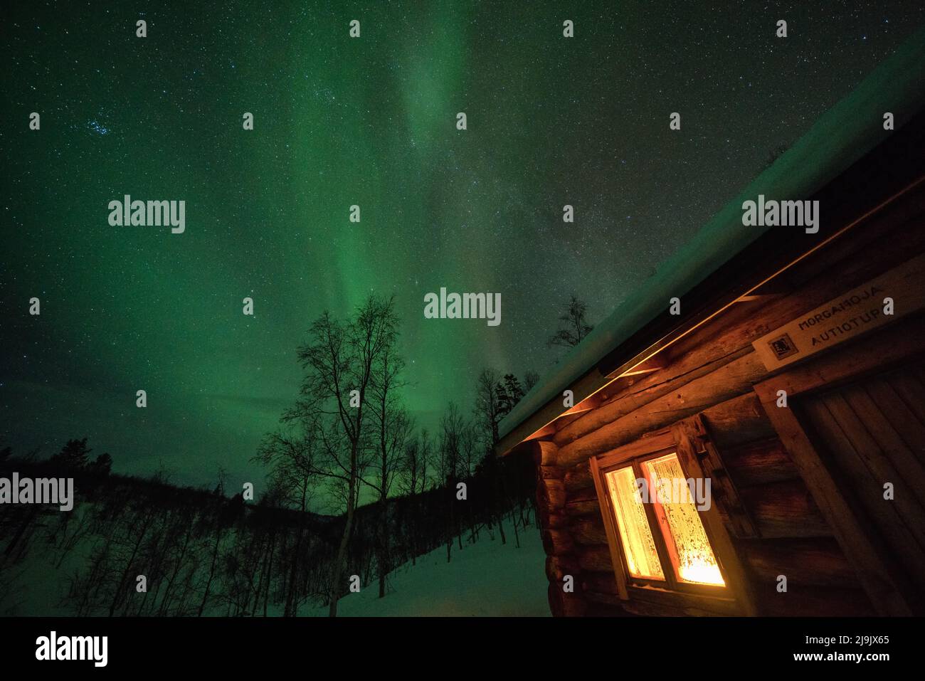 Nordlichter in Morgamoja öffnen Wildnishütte im Lemmenjoki-Nationalpark, Inari, Lappland, Finnland Stockfoto
