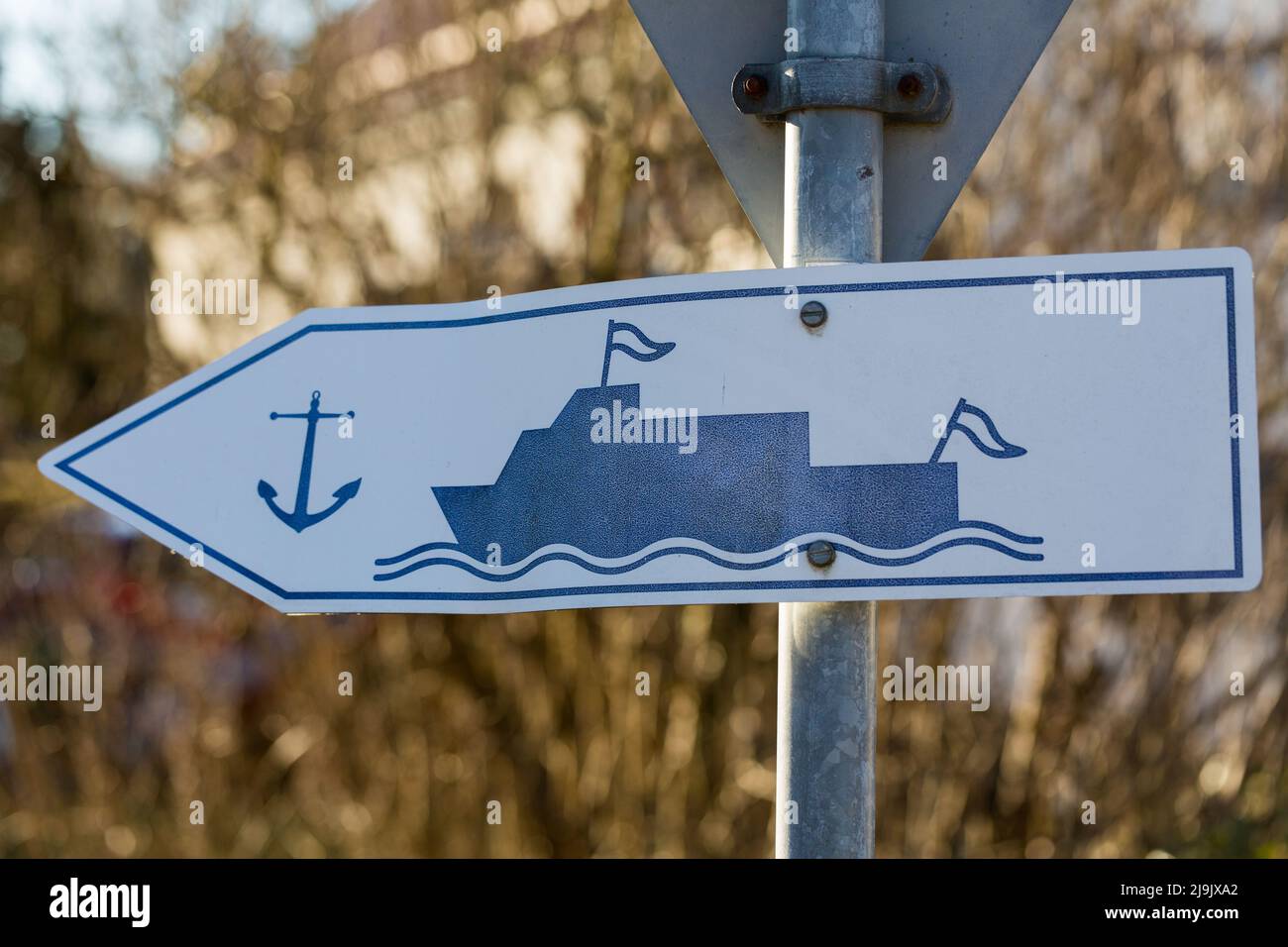 Ammersee, Deutschland - 8. März 2022: Schild mit schwarzem Boot und ankor. Zeigt die Richtung zum nächsten Bootsanleger an. Symbol für die Herstellung eines Bootes tr Stockfoto