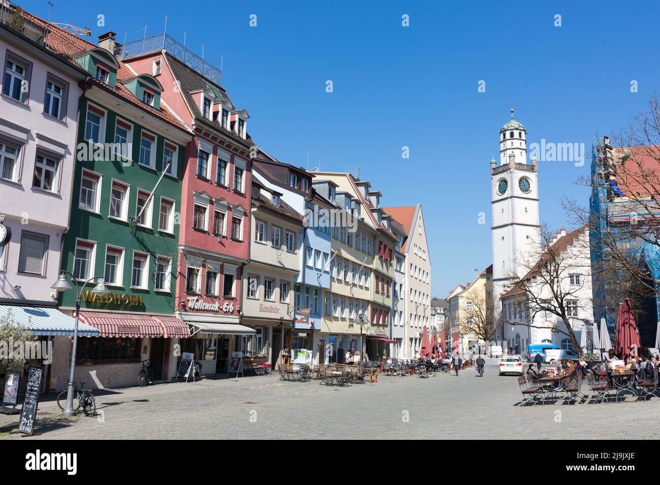 Ravensburg, Deutschland - 23. März 2022: Stadtbild Ravensburgs mit historischen Häusern und Blaserturm. Stockfoto