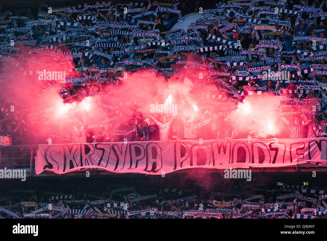 POZNAN, POLEN - 21. MAI 2022: Fußballspiel Polnischer PKO Ekstraklasa zwischen Lech Poznan und KGHM Zaglebie Lubin 2:1. Anhänger von Lech brennen Fackeln. Stockfoto