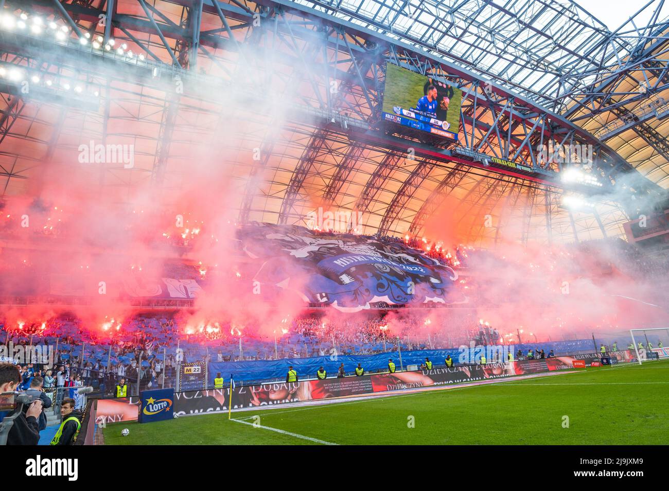 POZNAN, POLEN - 21. MAI 2022: Fußballspiel Polnischer PKO Ekstraklasa zwischen Lech Poznan und KGHM Zaglebie Lubin 2:1. Anhänger von Lech brennen Fackeln. Stockfoto