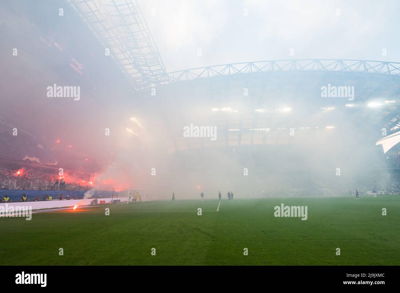 POZNAN, POLEN - 21. MAI 2022: Fußballspiel Polnischer PKO Ekstraklasa zwischen Lech Poznan und KGHM Zaglebie Lubin 2:1. Anhänger von Lech brennen Fackeln. Stockfoto