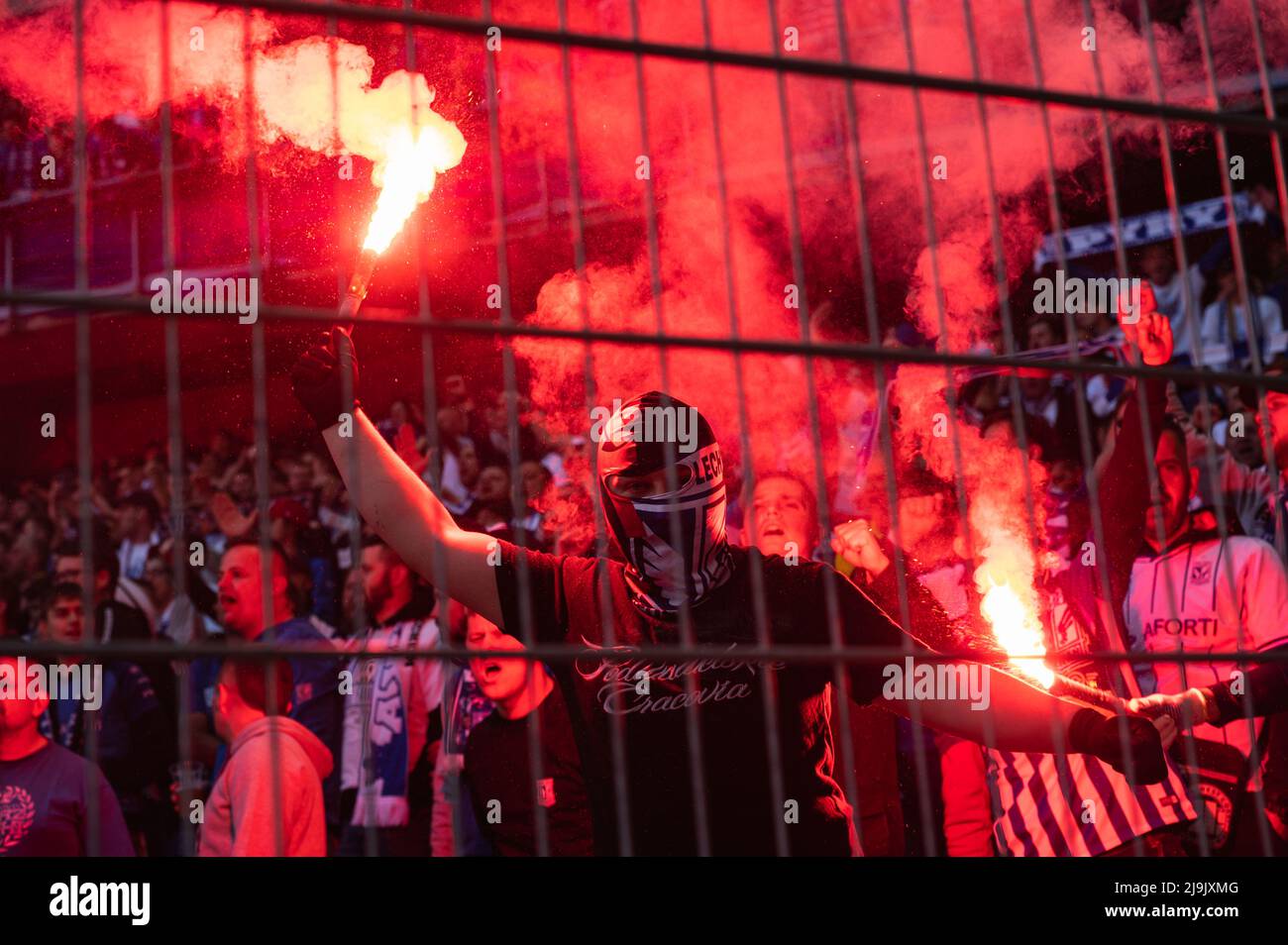 POZNAN, POLEN - 21. MAI 2022: Fußballspiel Polnischer PKO Ekstraklasa zwischen Lech Poznan und KGHM Zaglebie Lubin 2:1. Anhänger von Lech brennen Fackeln. Stockfoto
