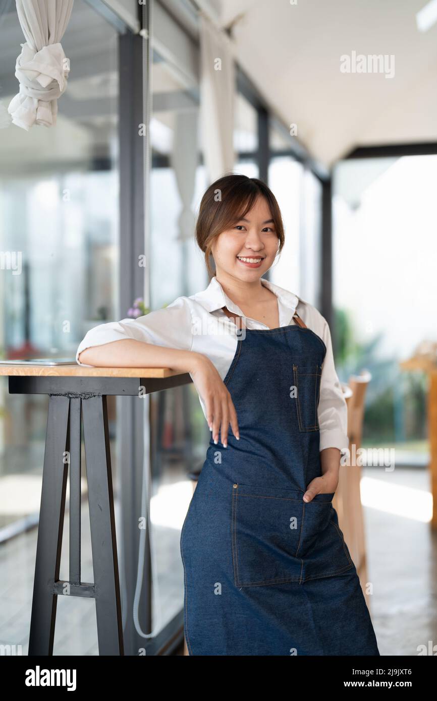 Porträt der Frau Barista Startup erfolgreiche kleine asiatische Unternehmer in Coffee Shop.Asian Frau Barista Café Besitzer. KMU Unternehmer Verkäufer Stockfoto