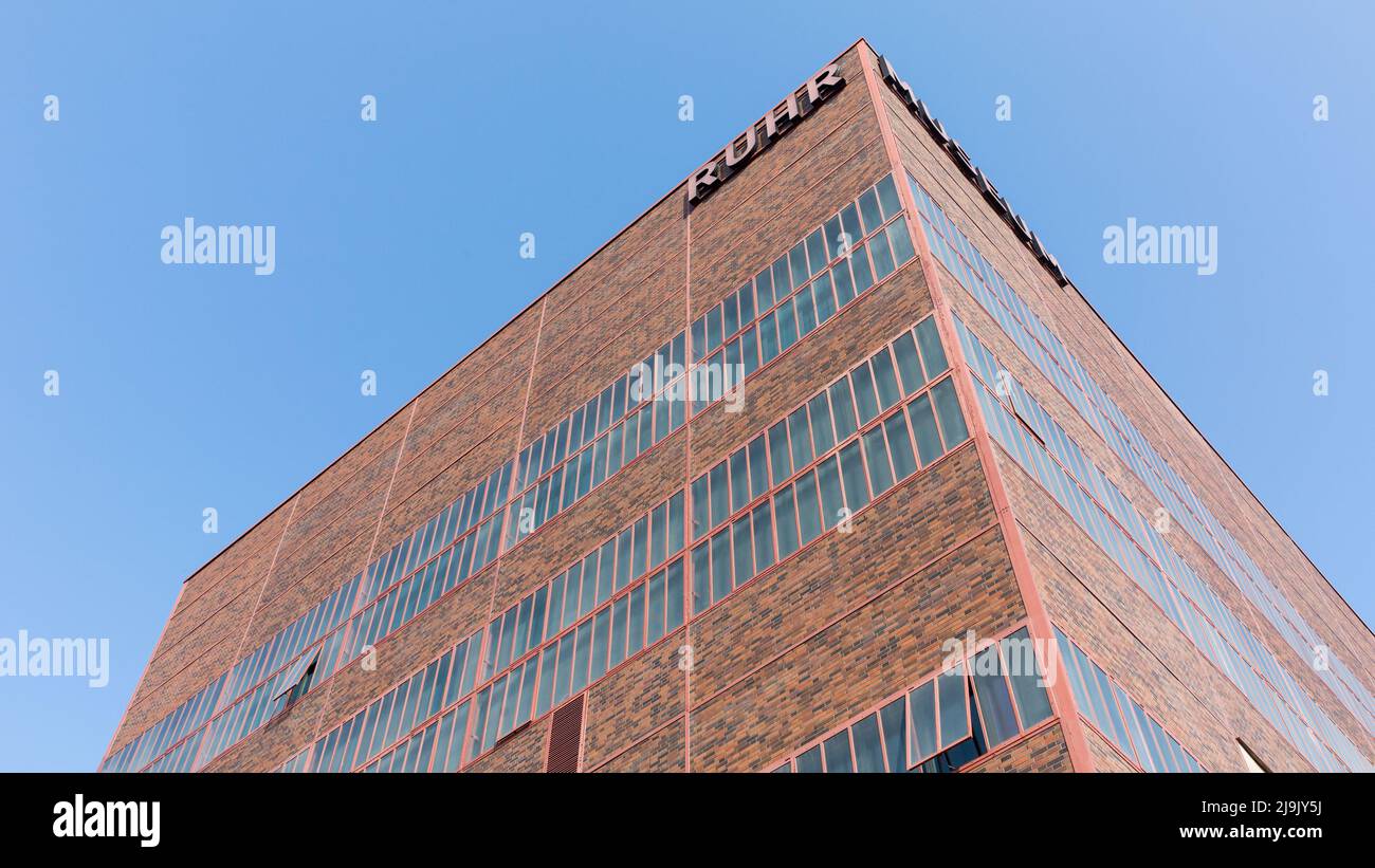 Essen, Deutschland - 26. März 2022: Blick auf die ehemalige Kokerei der Zeche Zollverein. Ein riesiges Ziegelgebäude. Heute befindet sich das Ruhrmuseum im Inneren des h Stockfoto
