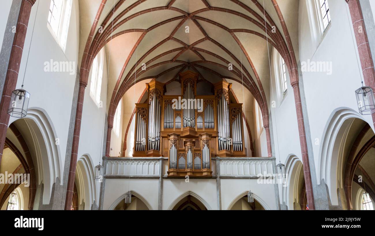 Burghausen, Deutschland - 24. Juli 2021: Orgel in der Kirche St. Jakob. Stockfoto