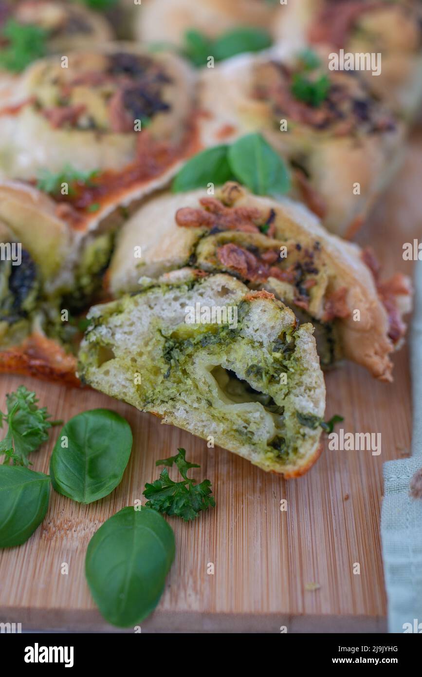 Selbst gemachte Vollkornbrötchen mit wildem Knoblauch Stockfoto