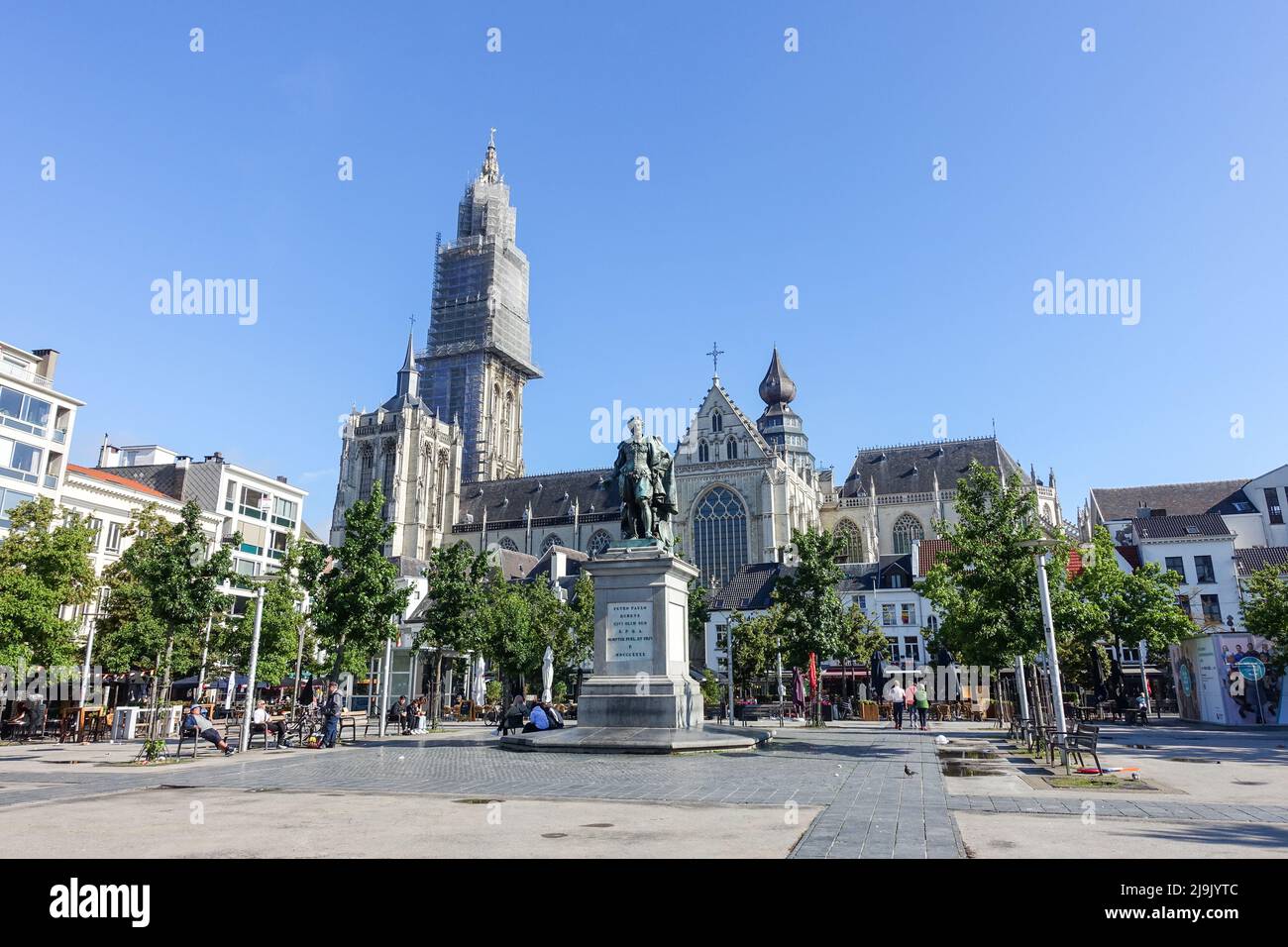 Antwerpen, Belgien - 11. Jul 2021: Blick auf die Kathedrale unserer Lieben Frau (Lieve-Vrouwekathedral) im Stadtzentrum von Antwerpen. Stockfoto