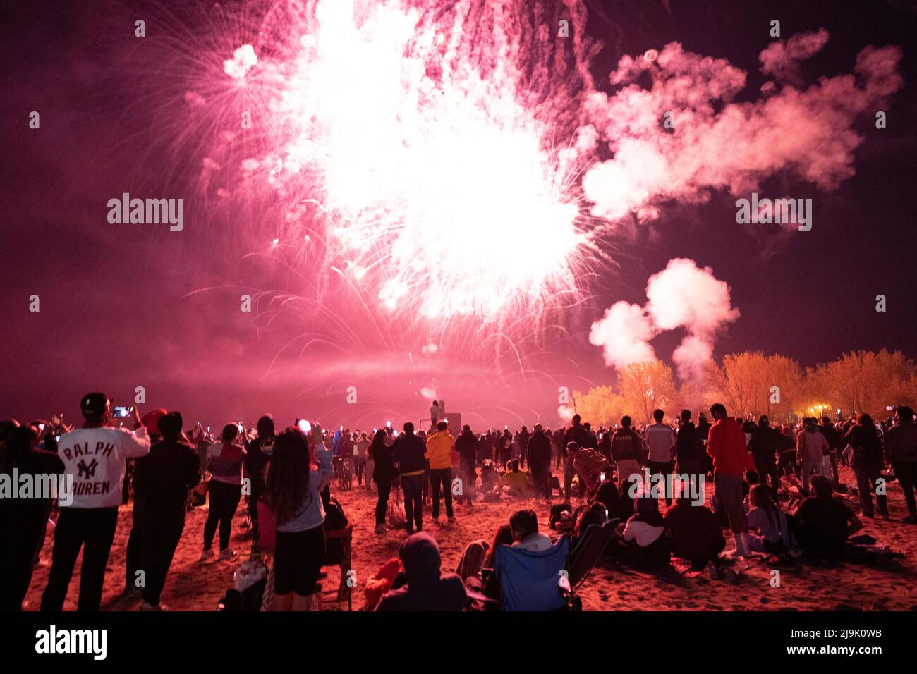 Toronto, Ontario, Kanada. 23.. Mai 2022. Feierlichkeiten zum Victoria Day am Woodbine Beach in Toronto am Montagabend. Es war das erste städtische Feuerwerksereignis seit 2019 aufgrund der Pandemie. Menschenmassen versammelten sich am Strand, um sich die Show anzusehen. (Bild: © Arlyn McAdorey/ZUMA Press Wire) Stockfoto