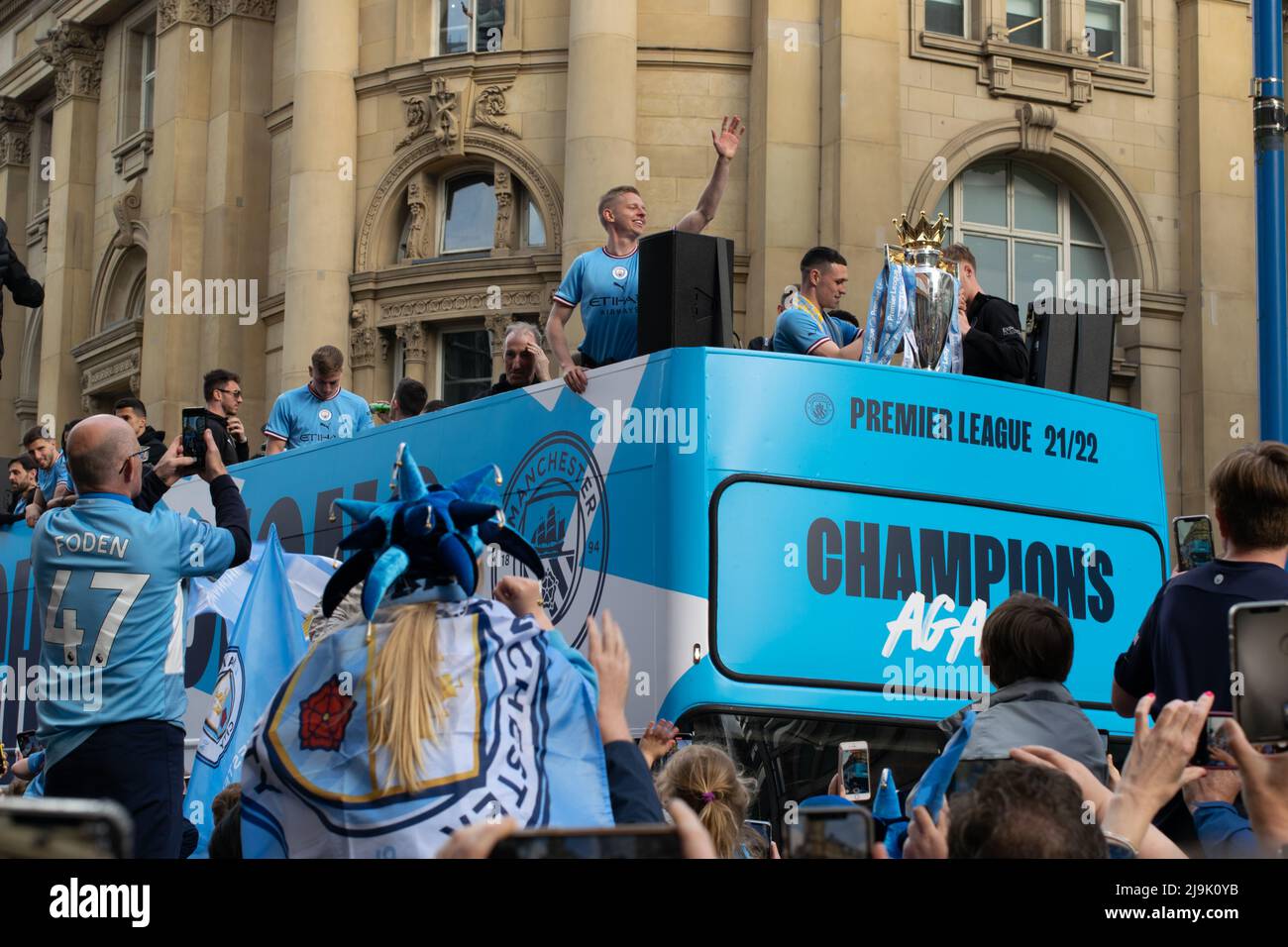 Manchester City Fußball Team Bus Trophäenparade nach dem Gewinn der englischen Premier League. St Mary's Gate vor dem Exchange-Gebäude. Stockfoto