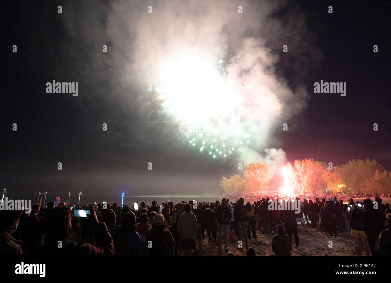 Toronto, Ontario, Kanada. 23.. Mai 2022. Feierlichkeiten zum Victoria Day am Woodbine Beach in Toronto am Montagabend. Es war das erste städtische Feuerwerksereignis seit 2019 aufgrund der Pandemie. Menschenmassen versammelten sich am Strand, um sich die Show anzusehen. (Bild: © Arlyn McAdorey/ZUMA Press Wire) Stockfoto