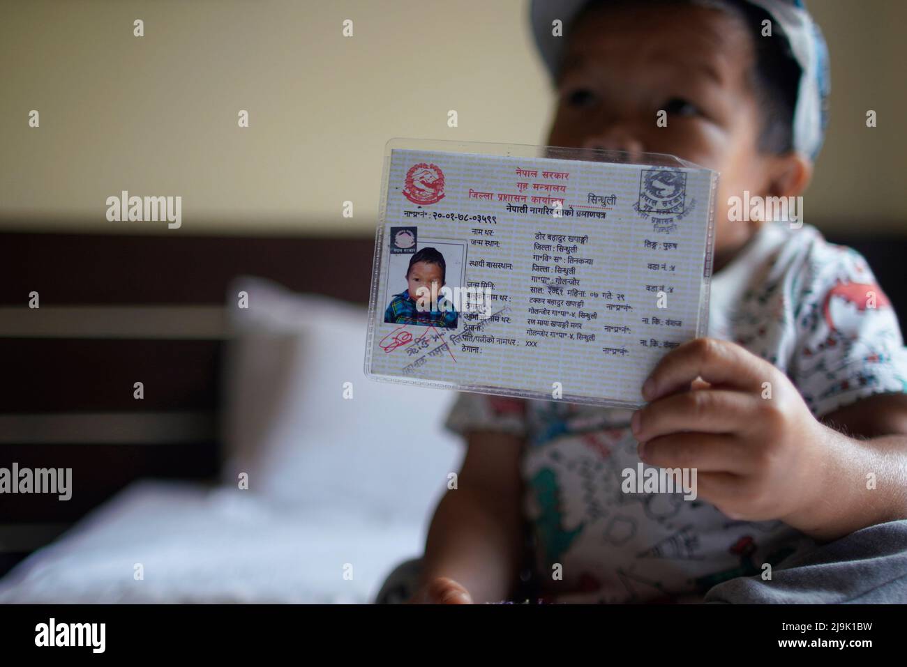 Kathmandu, Nepal. 24.. Mai 2022. Dor Bahadur Khapangi 18, der kürzeste lebende männliche Teenager, der im Durchschnitt (2 Fuß 4,9 Zoll) gemessen wurde, hält seine Staatsbürgerschaft in einem Hotelzimmer, bevor er am Dienstag, den 24. Mai 2022, in Kathmandu, Nepal, die Rekordhalterbescheinigung über Guinness-Weltrekorde erhält. (Bild: © Skanda Gautam/ZUMA Press Wire) Stockfoto