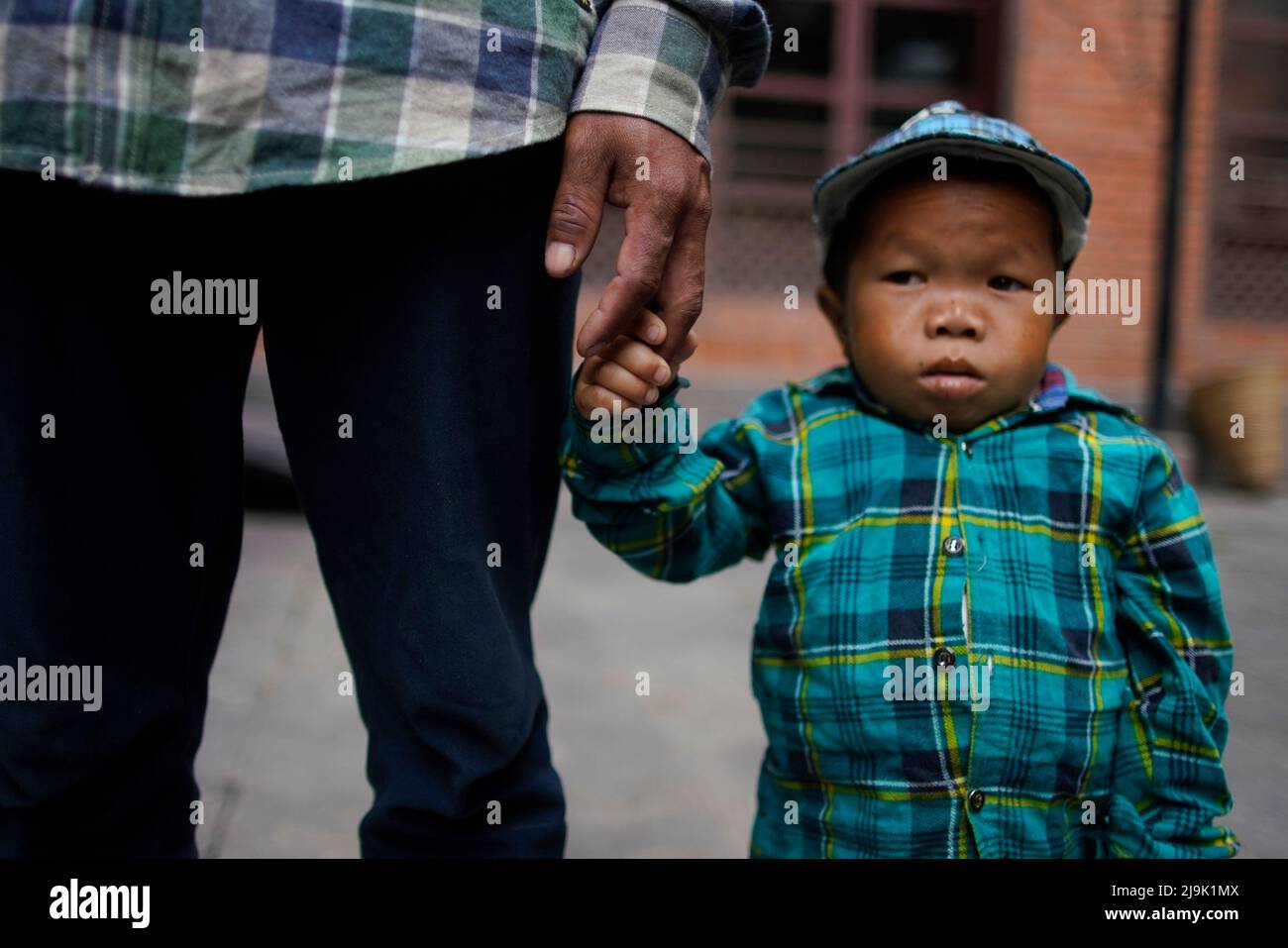 Kathmandu, Nepal. 24.. Mai 2022. Dor Bahadur Khapangi, 18, der kürzeste lebende männliche Teenager, der einen Durchschnitt von (2 Fuß 4,9 Zoll) gemessen hat, erreicht die Veranstaltungszeremonie, bevor er am Dienstag, dem 24. Mai 2022, in Kathmandu, Nepal, die Rekordhalterbescheinigung über die Guinness-Weltrekorde erhält. (Bild: © Skanda Gautam/ZUMA Press Wire) Stockfoto