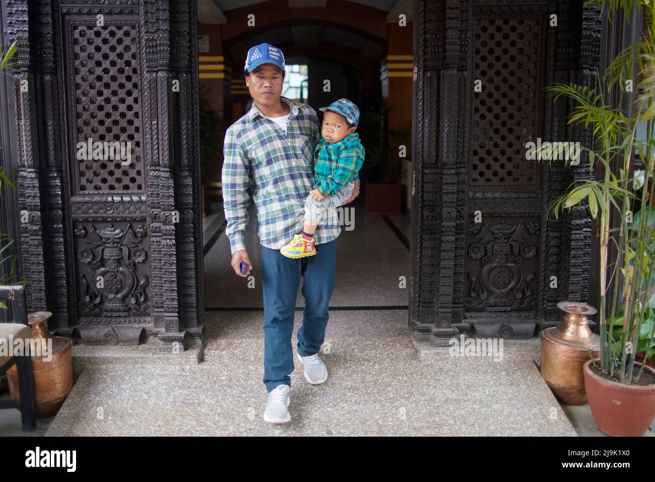 Kathmandu, Nepal. 24.. Mai 2022. Älterer Bruder von Dor Bahadur Khapangi, 18, dem kürzesten lebenden männlichen Teenager, der im Durchschnitt (2 Fuß 4,9 Zoll) seinen jüngeren Bruder zur Veranstaltung trug, bevor er am Dienstag, dem 24. Mai 2022, die Rekordhalterbescheinigung über Guinness-Weltrekorde in Kathmandu, Nepal, erhielt. (Bild: © Skanda Gautam/ZUMA Press Wire) Stockfoto