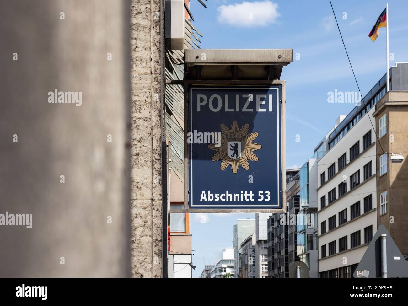 Berlin, Deutschland. 23.. Mai 2022. Auf dem Schild am Bahnhof Friedrichstraße steht die "Polizei - Sektion 53". Quelle: Paul Zinken/dpa/Alamy Live News Stockfoto