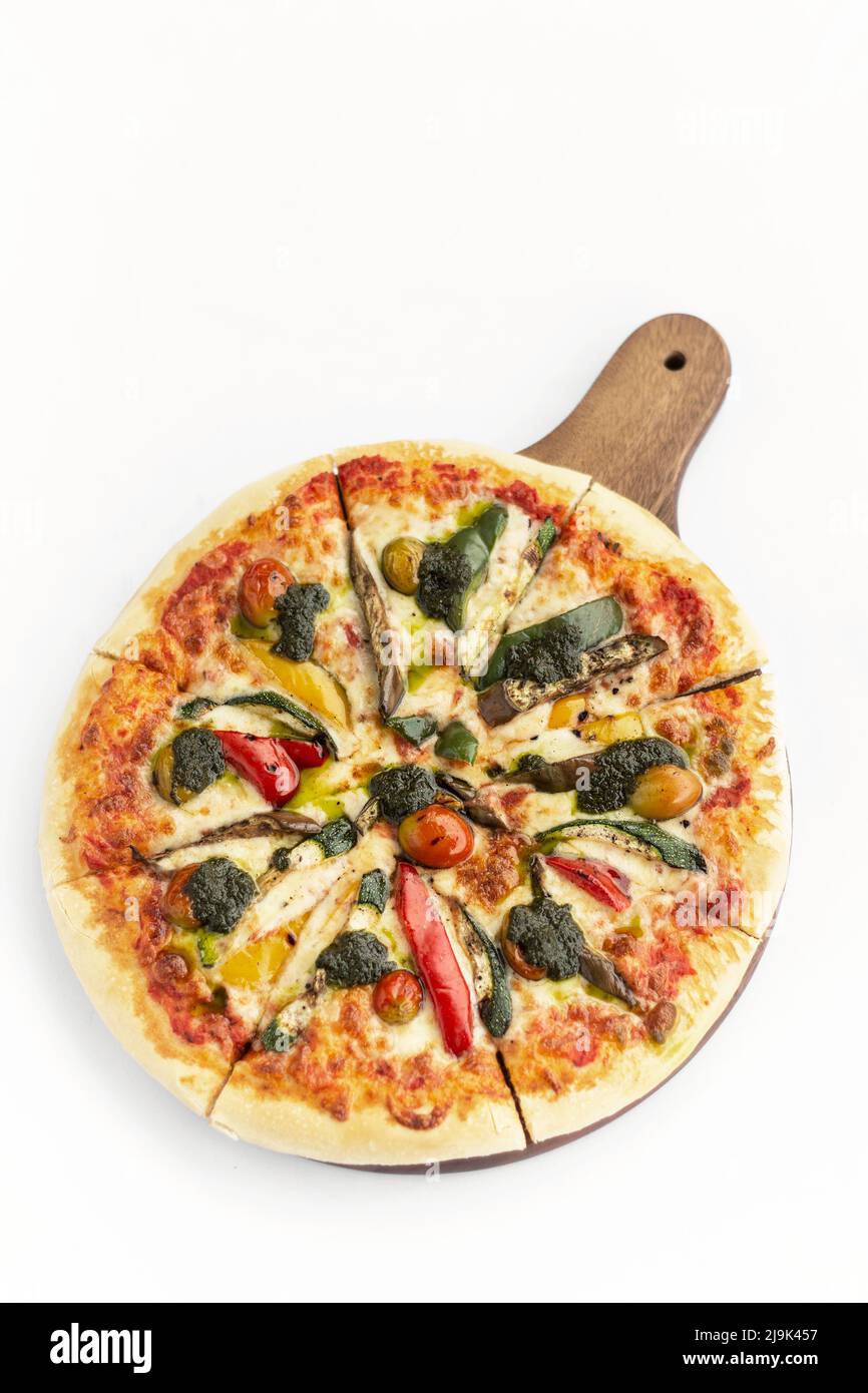 Gemischte Bio-Gemüse vegetarische Pizza auf weißem Hintergrund Stockfoto